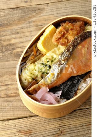 竹輪天婦羅、炸雞、烤鮭魚和海苔便當 135416283