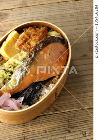 竹輪天婦羅、炸雞、烤鮭魚和海苔便當 135416284