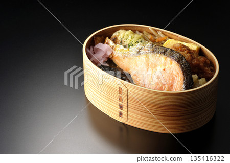 竹輪天婦羅、炸雞、烤鮭魚和海苔便當 竹輪天婦羅、炸雞、烤鮭魚和海苔便當 135416322