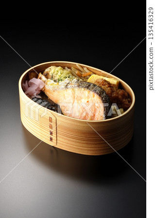 竹輪天婦羅、炸雞、烤鮭魚和海苔便當 135416329