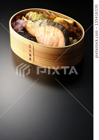 竹輪天婦羅、炸雞、烤鮭魚和海苔便當 竹輪天婦羅、炸雞、烤鮭魚和海苔便當 135416330