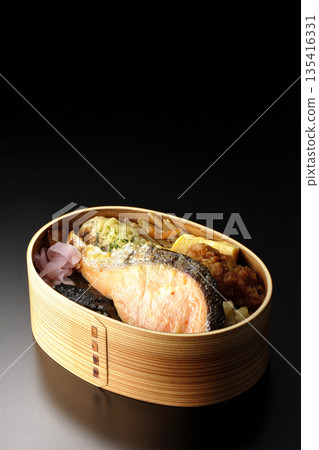 竹輪天婦羅、炸雞、烤鮭魚和海苔便當 竹輪天婦羅、炸雞、烤鮭魚和海苔便當 135416331
