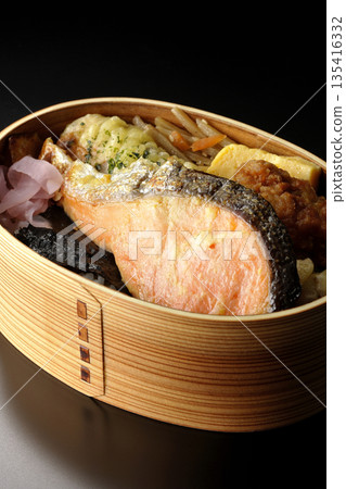 竹輪天婦羅、炸雞、烤鮭魚和海苔便當 135416332