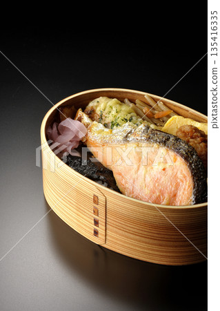 竹輪天婦羅、炸雞、烤鮭魚和海苔便當 竹輪天婦羅、炸雞、烤鮭魚和海苔便當 135416335