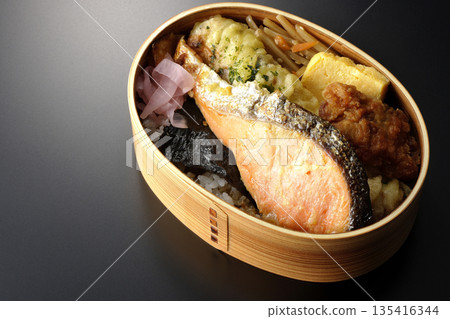 竹輪天婦羅、炸雞、烤鮭魚和海苔便當 竹輪天婦羅、炸雞、烤鮭魚和海苔便當 135416344