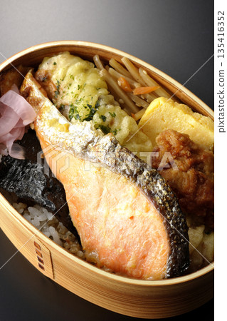 竹輪天婦羅、炸雞、烤鮭魚和海苔便當 竹輪天婦羅、炸雞、烤鮭魚和海苔便當 135416352