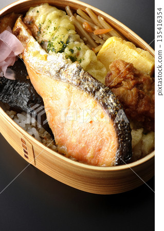 竹輪天婦羅、炸雞、烤鮭魚和海苔便當 竹輪天婦羅、炸雞、烤鮭魚和海苔便當 135416354