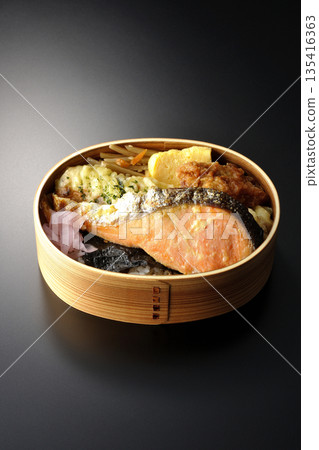 竹輪天婦羅、炸雞、烤鮭魚和海苔便當 竹輪天婦羅、炸雞、烤鮭魚和海苔便當 135416363