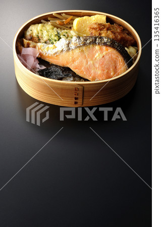 竹輪天婦羅、炸雞、烤鮭魚和海苔便當 135416365