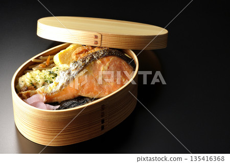 竹輪天婦羅、炸雞、烤鮭魚和海苔便當 135416368