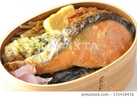 竹輪天婦羅、炸雞、烤鮭魚和海苔便當 竹輪天婦羅、炸雞、烤鮭魚和海苔便當 135416438