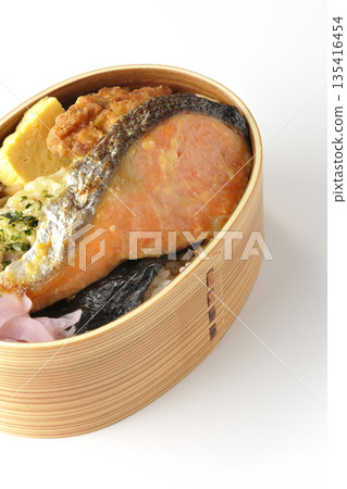 竹輪天婦羅、炸雞、烤鮭魚和海苔便當 135416454