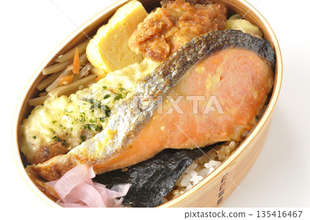 竹輪天婦羅、炸雞、烤鮭魚和海苔便當 竹輪天婦羅、炸雞、烤鮭魚和海苔便當 135416467