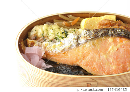 竹輪天婦羅、炸雞、烤鮭魚和海苔便當 竹輪天婦羅、炸雞、烤鮭魚和海苔便當 135416485