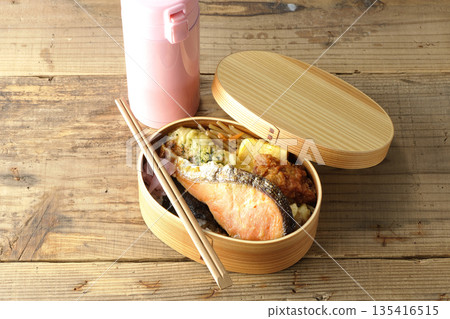 竹輪天婦羅、炸雞、烤鮭魚、海苔便當和水瓶 135416515