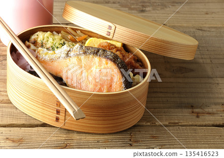 竹輪天婦羅、炸雞、烤鮭魚、海苔便當和水瓶 竹輪天婦羅、炸雞、烤鮭魚、海苔便當和水瓶 135416523
