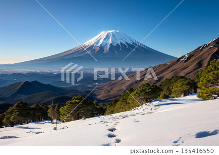 從高處眺望富士山 135416550