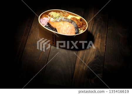 竹輪天婦羅、炸雞、烤鮭魚和海苔便當 竹輪天婦羅、炸雞、烤鮭魚和海苔便當 135416619