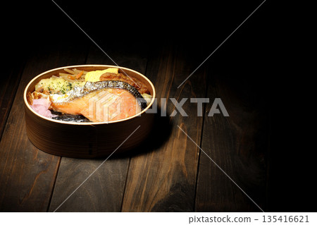 竹輪天婦羅、炸雞、烤鮭魚和海苔便當 竹輪天婦羅、炸雞、烤鮭魚和海苔便當 135416621