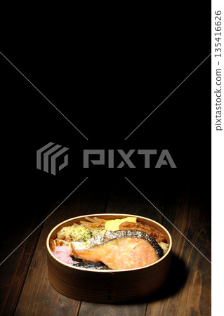 竹輪天婦羅、炸雞、烤鮭魚和海苔便當 135416626