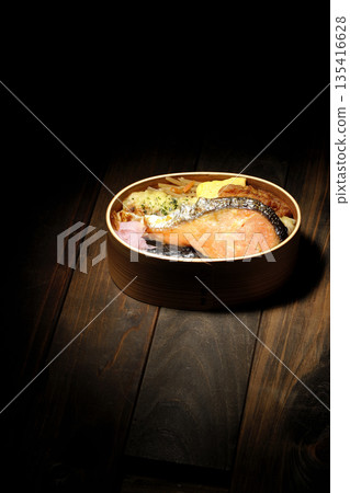 竹輪天婦羅、炸雞、烤鮭魚和海苔便當 135416628