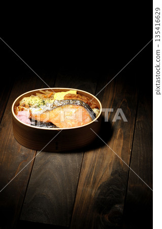 竹輪天婦羅、炸雞、烤鮭魚和海苔便當 135416629