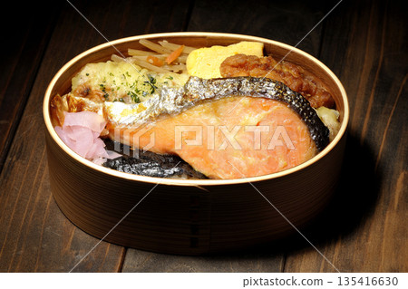 竹輪天婦羅、炸雞、烤鮭魚和海苔便當 135416630