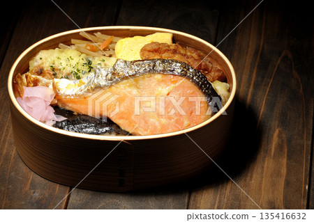 竹輪天婦羅、炸雞、烤鮭魚和海苔便當 135416632