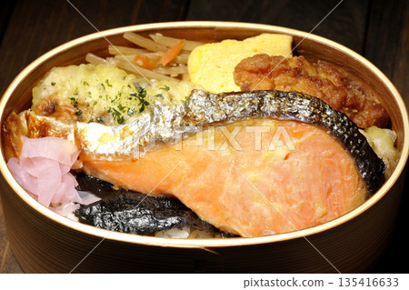 竹輪天婦羅、炸雞、烤鮭魚和海苔便當 135416633