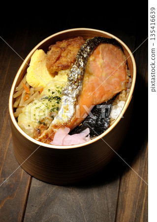 竹輪天婦羅、炸雞、烤鮭魚和海苔便當 竹輪天婦羅、炸雞、烤鮭魚和海苔便當 135416639
