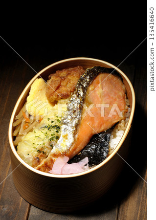 竹輪天婦羅、炸雞、烤鮭魚和海苔便當 135416640