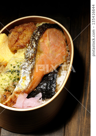 竹輪天婦羅、炸雞、烤鮭魚和海苔便當 135416644