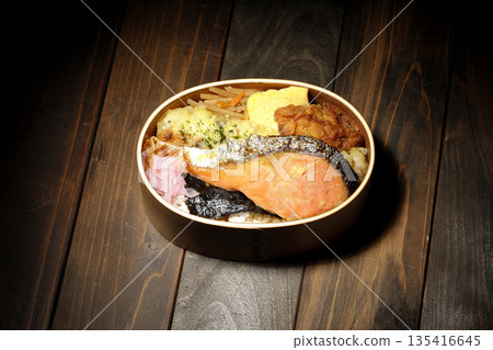 竹輪天婦羅、炸雞、烤鮭魚和海苔便當 竹輪天婦羅、炸雞、烤鮭魚和海苔便當 135416645