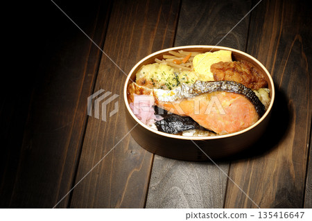 竹輪天婦羅、炸雞、烤鮭魚和海苔便當 135416647