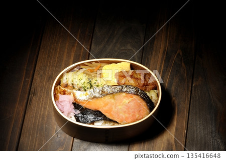 竹輪天婦羅、炸雞、烤鮭魚和海苔便當 竹輪天婦羅、炸雞、烤鮭魚和海苔便當 135416648