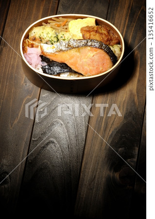 竹輪天婦羅、炸雞、烤鮭魚和海苔便當 竹輪天婦羅、炸雞、烤鮭魚和海苔便當 135416652