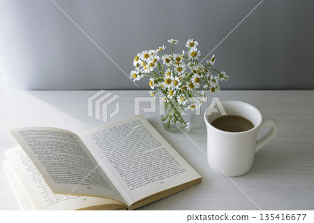 瑪特里卡里亞（Matricaria，一種印度奶茶）、咖啡和閱讀。簡單的晨間時光，灰色背景。留白。 135416677