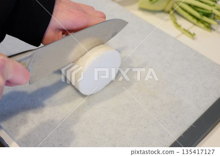 Radish cutting 135417127