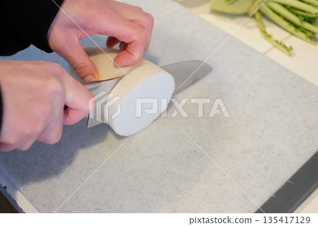 Radish cutting 135417129