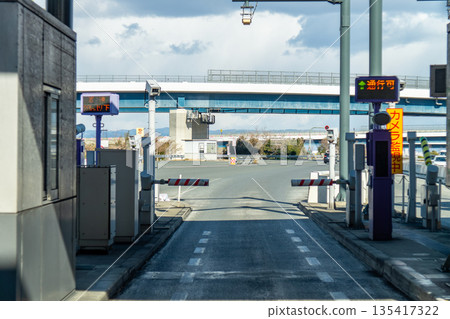 ETC gate at the Kyotanabe Main Line toll gate on the Second Keihan Expressway ETC gate at the Kyotanabe Main Line toll gate on the Second Keihan Expressway 135417322