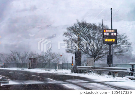 Snow has started to pile up on the roads due to snowfall. 135417329
