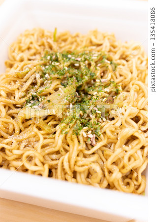 Delicious instant fried noodles Delicious instant fried noodles 135418086