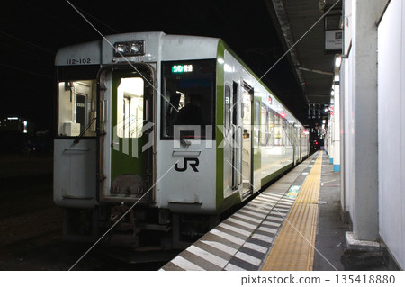 磐越東線喜波110系列車夜間停泊在郡山站（磐城⇔郡山） 135418880
