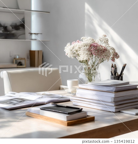 房地產銷售人員的乾淨辦公桌 房地產銷售人員的乾淨辦公桌 135419812