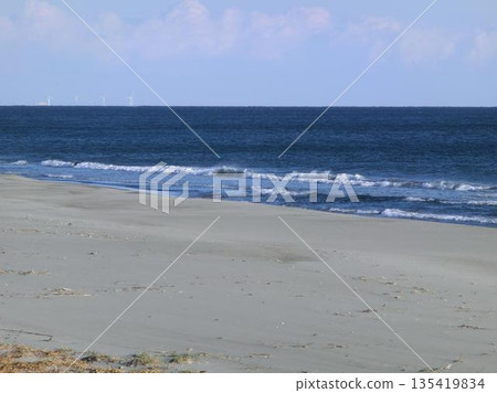 平靜的海濱和天空 135419834