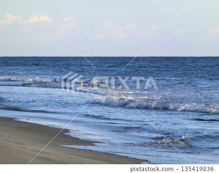 海浪拍打著海岸，天空平靜無波。 135419836