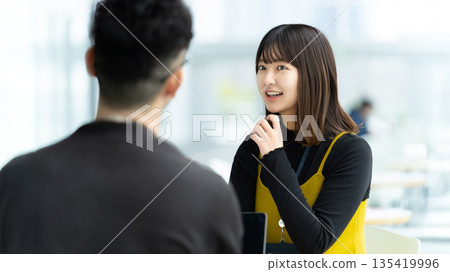 兩個商人,一男一女,開會 兩個商人,一男一女,開會 135419996