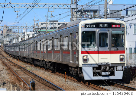 京王7000系列7728F - 復刻舊塗裝,帶深紅色條紋 京王7000系列7728F - 復刻舊塗裝,帶深紅色條紋 135420468