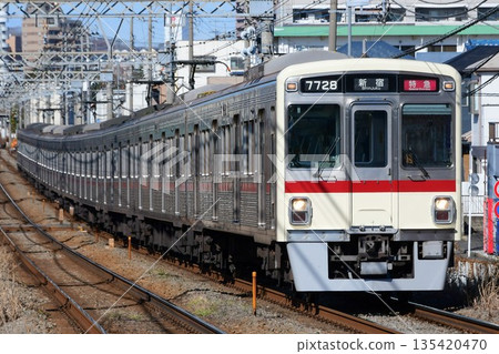 Keio 7000 Series 7728F - Reproduction of the old paint scheme with crimson stripes 135420470