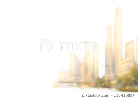 模糊的城市摩天大樓和右側寬闊的背景留白，用於背景設計 135420894